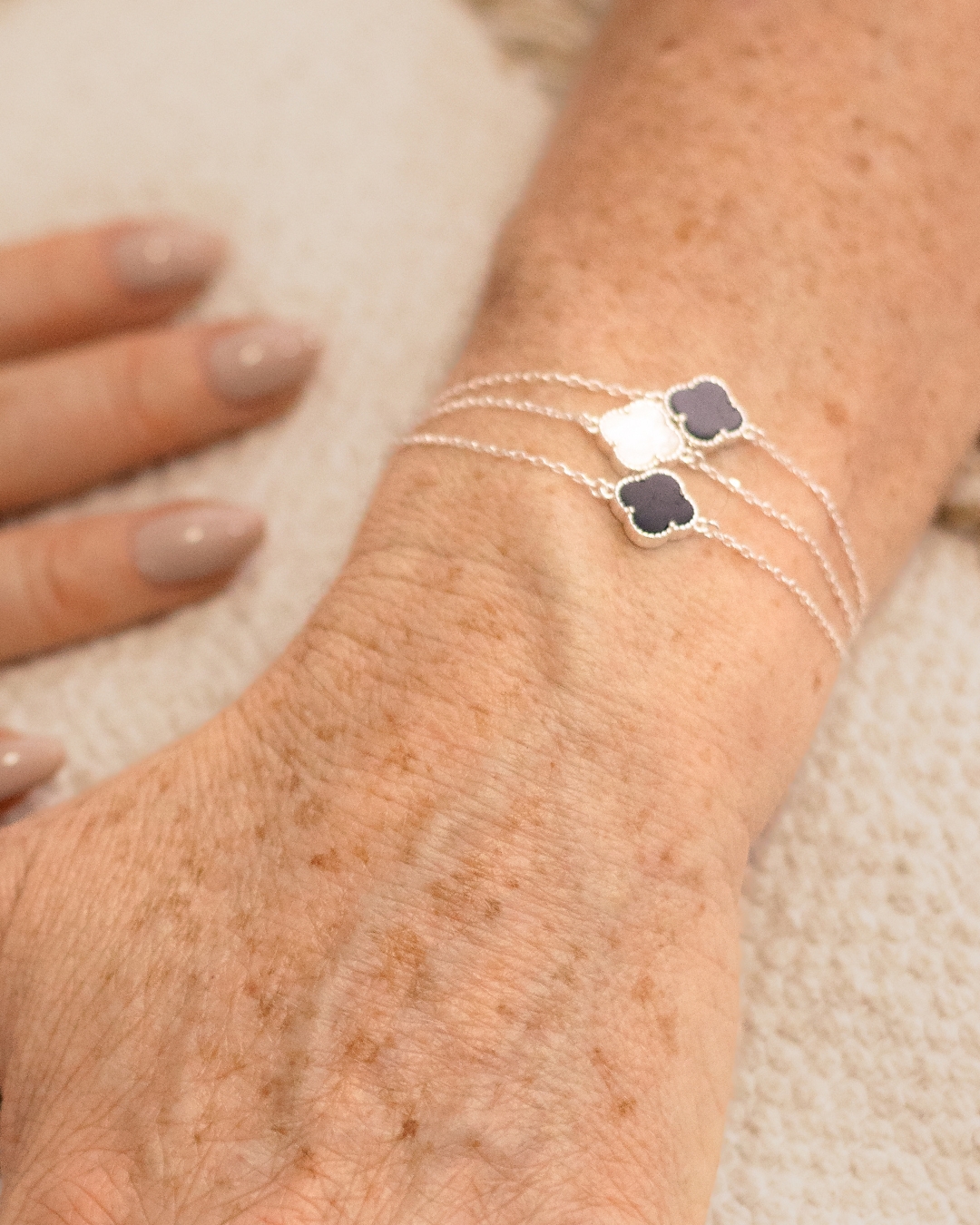 Pulseira Trevo em Ônix Preto Natural – Prata 925 - Imagem 4