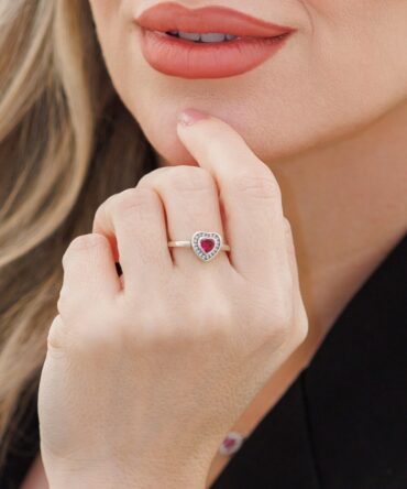 Coleção Elen para Kyanitez: Anel Coração com Zircônia Rosa – Prata 925