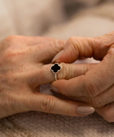 Anel Trevo em Ônix Preto Natural – Prata 925